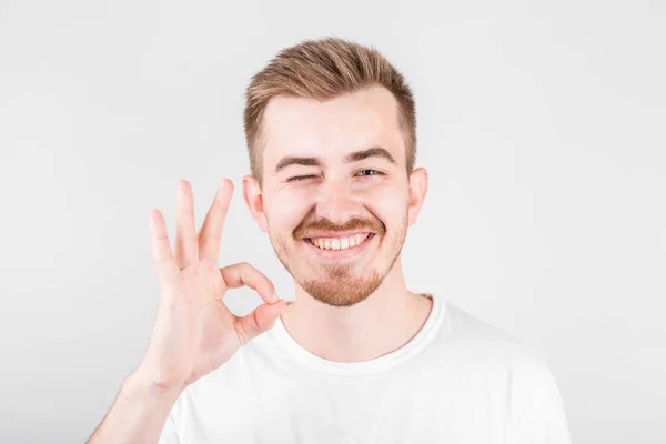Pozytywny Zabawny Mężczyzna Białej Koszuli Pokazuje Znak Śmieje Się Kamery — Zdjęcie stockowe