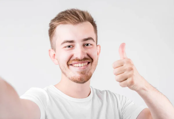 Zdjęcie Przystojnego Mężczyzny Luźnej Koszulce Uśmiechniętego Aparatu Kciukiem Górze Podczas — Zdjęcie stockowe