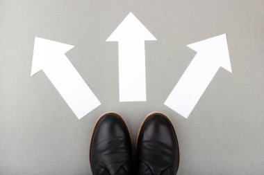 Hangi yöne gideceğine karar ver. Asfalt yolda yön tabelasında yürümek..