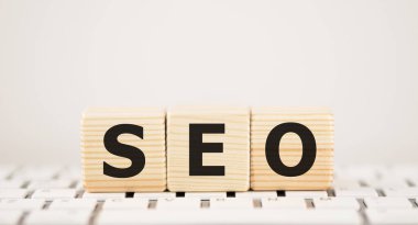 Klavye arkaplan tahtadan bloklar üzerinde kelime Seo..