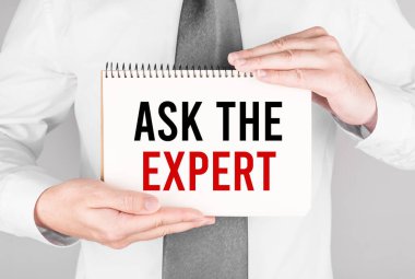 Not defteri olan bir iş adamı Uzmana sorun.