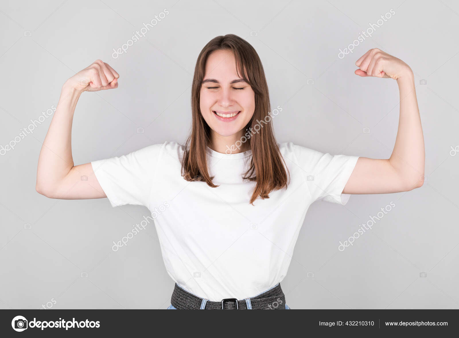 身穿白色t恤手臂凸起的女孩在灰色背景下表现出强壮的二头肌体育和健身概念 图库照片 C Michailpetrov96