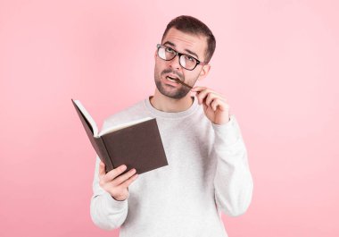 Gözlüklü genç, düşünceli sakallı adam sınavı düşünüyor.