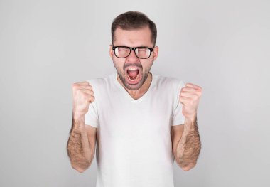 Beyaz arka planda kızgın genç bir adamın portresi