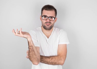 Kollarını açıp omuzlarını silken genç bir adam, 