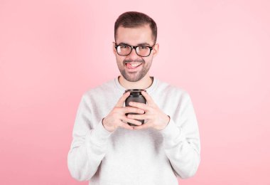 Elinde bir kupa kahveyle yukarı bakan genç bir adam. Adam rüyasında kahve içiyor. Bir fincan kahve içerken rahatlamak ve düşünmek..