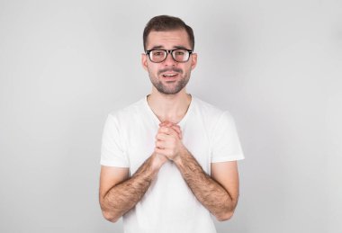 Gri arka planda beyaz tişörtlü bir adam doğum günü dileği diliyor..