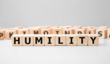 Tahta yapı taşlarından yapılmış bir söz.