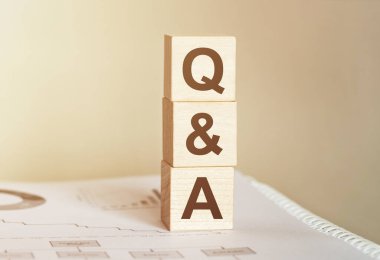 Kelime Q ve A ahşap yapı taşlarından yapılır.