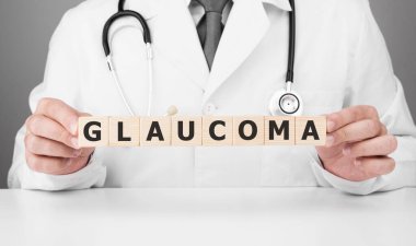 Doktor ellerinde GLAUCOMA yazısıyla tahta küpleri tutuyor.