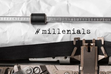 Retro daktiloda yazılan Metin Milenyelleri