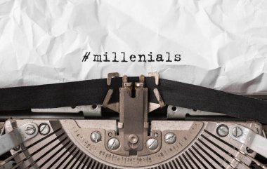 Retro daktiloda yazılan Metin Milenyelleri