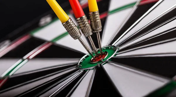 Dart tahtasında kırmızı ve sarı oklar olan dart tahtaları. Hedefleme, iş ve başarı kavramı.