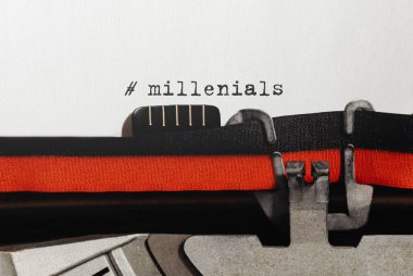 Retro daktiloda yazılan Metin Milenyelleri