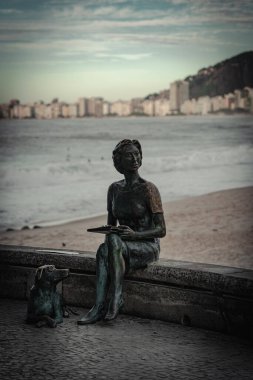 Yazar Clarice 'in heykeli Praia do Leme Rio de Janeiro şehrinde.