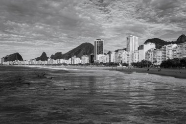 Rio de Janeiro şehrinin manzarası Leme 'nin duvarında siyah beyaz