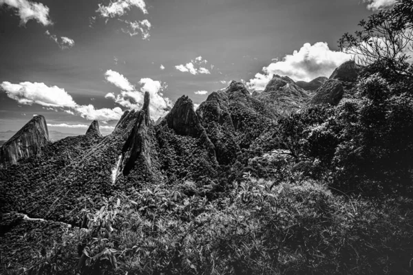 Rio de Janeiro şehrindeki Serra dos rgos manzarası siyah beyaz