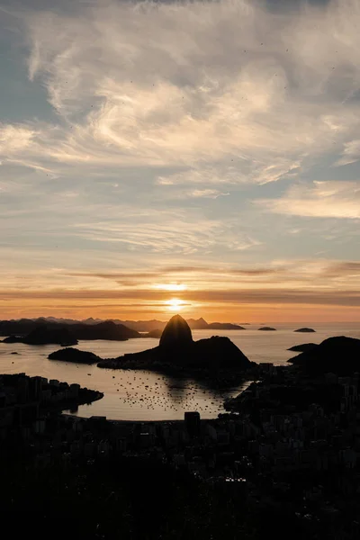 Rio de Janeiro 'daki Sugarloaf Dağı' na bakan Bayan Marta 'nın bakış açısından gün doğumu