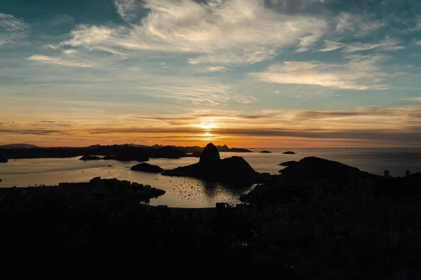 Rio de Janeiro 'daki Sugarloaf Dağı' na bakan Bayan Marta 'nın bakış açısından gün doğumu