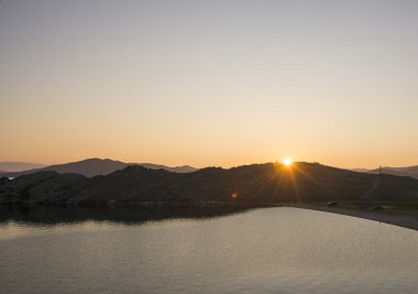 Deniz Baykal üzerinde şafak