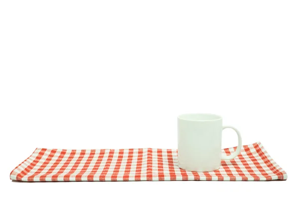 Rote Tischdecke auf weißem Hintergrund, zerknitterte Tischdecke auf weißem Hintergrund Stockbild