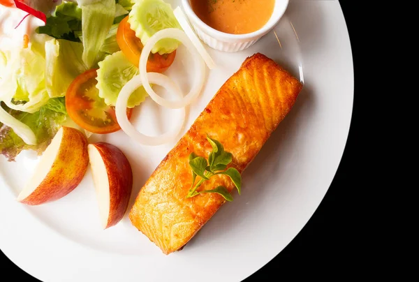 Filete Salmón Frito Con Manzana Verduras Frescas Servido Plato Blanco — Foto de Stock