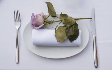 Tabak, bıçak ve çatal beyaz masa örtüsü