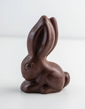 Çikolatadan bir tavşan resmi, Paskalya için ideal.