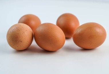 Beş kırmızı çiftlik tavuk yumurtası.