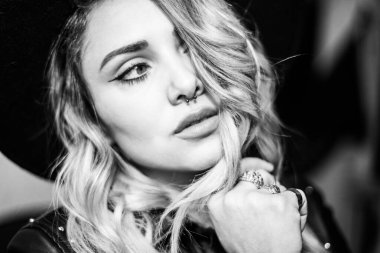 Piercingli genç bir alternatif modelin siyah beyaz portresi