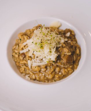 Kremalı pilav, sebze ve parmesan peynirli tipik İtalyan pilavı.