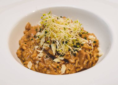 Kremalı pilav, sebze ve parmesan peynirli tipik İtalyan pilavı.