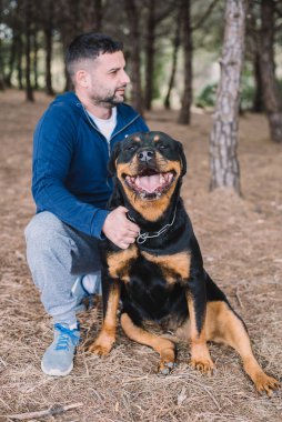 Adam sevgiyle köpeğiyle oynuyor.