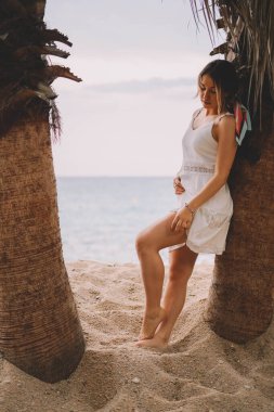 Güzel ve doğal bir kadın yaz gününde doğanın tadını çıkarıyor. Tatil ve macera konsepti