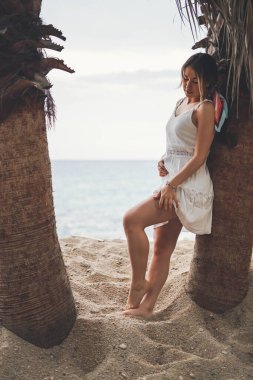 Güzel ve doğal bir kadın yaz gününde doğanın tadını çıkarıyor. Tatil ve macera konsepti