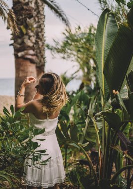 Güzel ve doğal bir kadın yaz gününde doğanın tadını çıkarıyor. Tatil ve macera konsepti