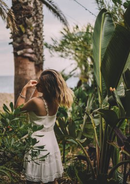 Güzel ve doğal bir kadın yaz gününde doğanın tadını çıkarıyor. Tatil ve macera konsepti