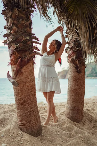 Beautiful Natural Woman Enjoying Nature Summer Day Vacation Adventure Concept — Stock Photo, Image