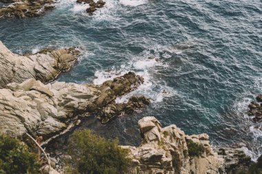Avrupa kıyılarındaki Akdeniz uçurumunun görüntüsü. Doğa konsepti