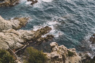 Avrupa kıyılarındaki Akdeniz uçurumunun görüntüsü. Doğa konsepti