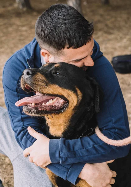 Muž Láskyplně Hraje Svým Rotvajlerem — Stock fotografie