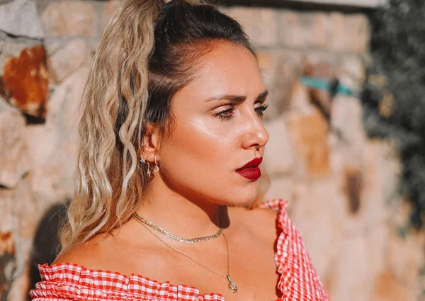 Retrato Uma Bela Mulher Loira Europeia Dia Verão — Fotografia de Stock