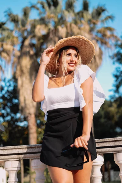 Imagem Uma Bela Mulher Posando Uma Saia Preta Uma Camisa — Fotografia de Stock