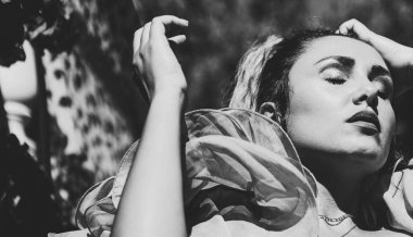 Bir yaz gününde güzel bir Avrupalı sarışın kadının siyah beyaz portresi.