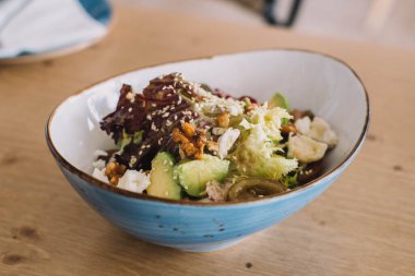Avokado, ceviz, domates ve yeşil lahanadan oluşan gurme salata. Lüks bir restoranda hizmet verdim.