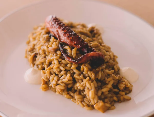 Delicioso Plato Gourmet Arroz Con Tentáculo Pulpo Lujoso Restaurante Marítimo — Foto de Stock