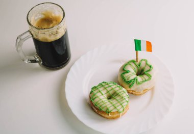 Aziz Patrick 'i kutlamak için iki ev yapımı çörek ve bir kupa dolgun çörekten oluşan İrlanda kahvaltısı..