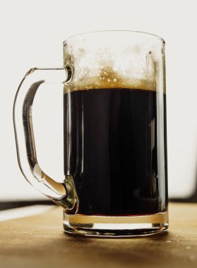 Bir bardak soğuk İrlanda birası.