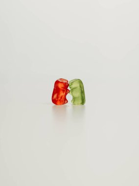 Komik pozisyonlarda renkli ayıcıklı jelibon.