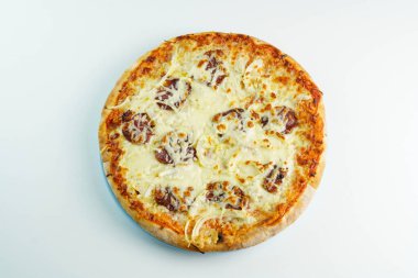 Beyaz arka planda pepperonili bir pizza fotoğrafı.